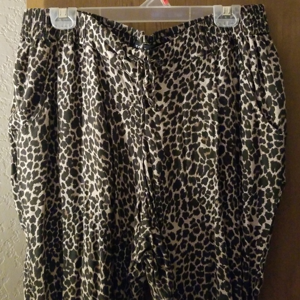 Torrid design Leopard print capris
